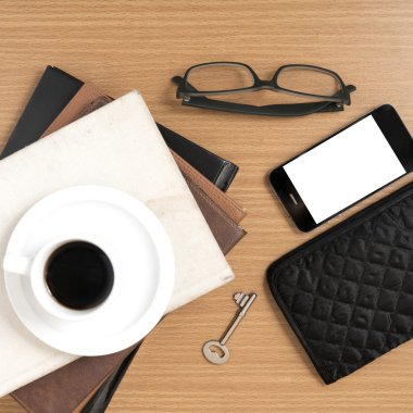 kahve ve yığın kitap, anahtar, gözlük ve m-cüzdan ile telefon