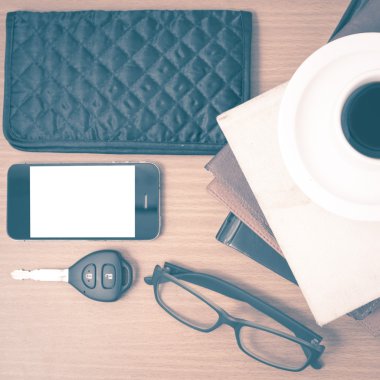 kahve ve telefon kitap, araba anahtarı, gözlük ve walle yığını ile