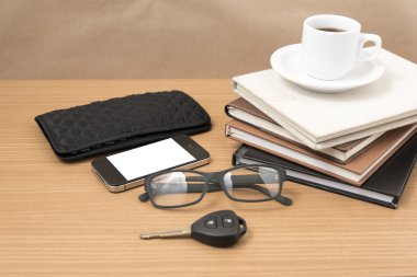 kahve ve telefon kitap, araba anahtarı, gözlük ve walle yığını ile