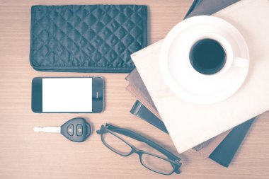 kahve ve telefon kitap, araba anahtarı, gözlük ve walle yığını ile