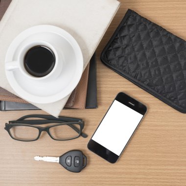 kahve ve telefon kitap, araba anahtarı, gözlük ve walle yığını ile