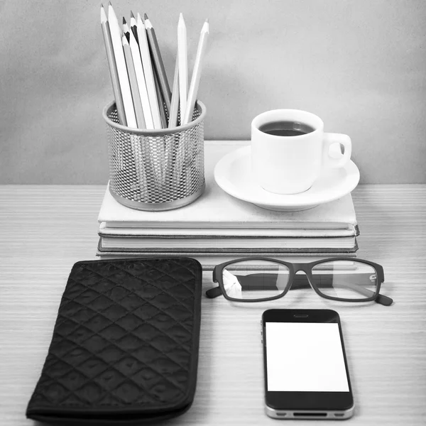 Kancelářský stůl: káva s telefonem, Stoh knih, brýle, peněženky, — Stock fotografie
