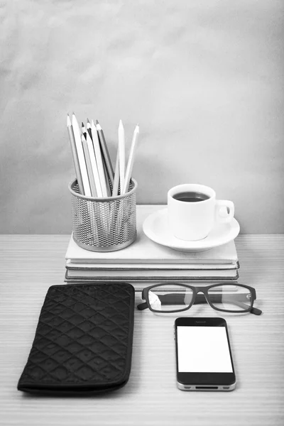 Bureau: koffie met telefoon, stapel boek, brillen, portemonnee, — Stockfoto