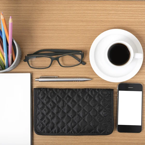 Schreibtisch: Kaffee mit Telefon, Notizblock, Brille, Portemonnaie, Farbe — Stockfoto