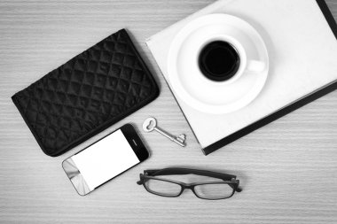 kahve ve telefon defteri, anahtar, gözlük ve m-cüzdan bl yığını ile