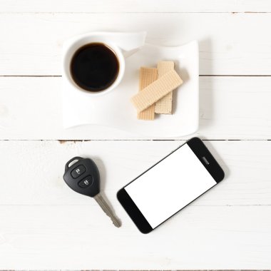 kahve fincanı gofret, telefon, araba anahtarı ile