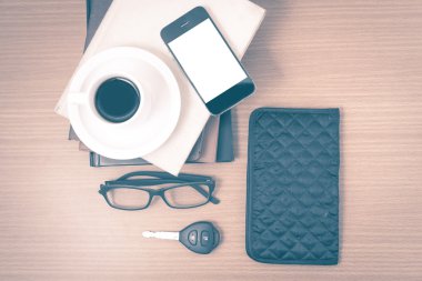 kahve ve telefon kitap, araba anahtarı, gözlük ve walle yığını ile