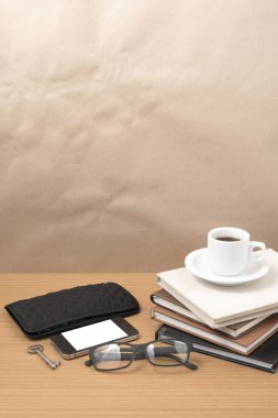 kahve ve yığın kitap, anahtar, gözlük ve m-cüzdan ile telefon