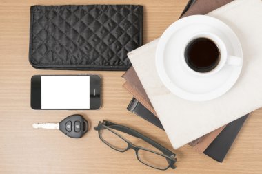 kahve ve telefon kitap, araba anahtarı, gözlük ve walle yığını ile