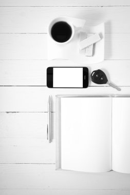 kahve fincanı gofret, telefon, araba anahtarı, defter siyah beyaz col