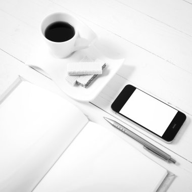 gofret, telefon, defter siyah ve beyaz renk ile kahve fincanı