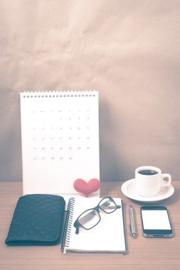 Ofis Büro: telefon, cüzdan, takvim, kalp, not defteri, ey ile kahve
