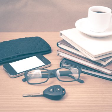 kahve ve telefon kitap, araba anahtarı, gözlük ve walle yığını ile