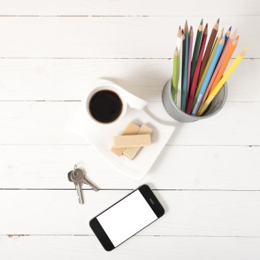kahve fincanı gofret, telefon, kalem kutusu, anahtar