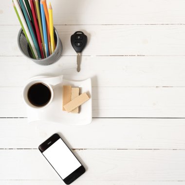 kahve fincanı gofret, telefon, kalem kutusu, araba anahtarı ile