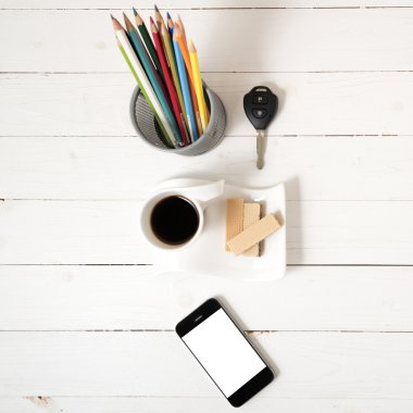 kahve fincanı gofret, telefon, kalem kutusu, araba anahtarı ile
