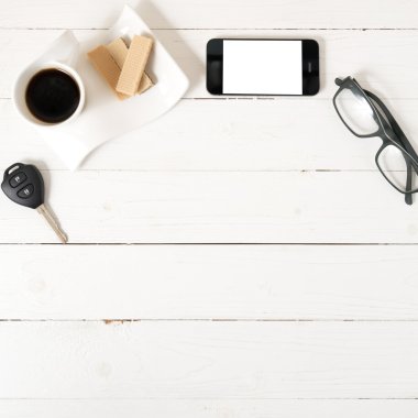 gofret, telefon, araba anahtarı, gözlük ile kahve fincanı