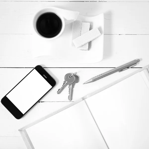 Xícara de café com wafer, telefone, chave, notebook cor preta e branca — Fotografia de Stock