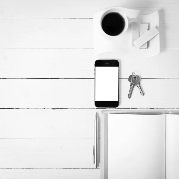 Чашка кави з вафельником, телефоном, клавішею, записником чорно-білого кольору — стокове фото