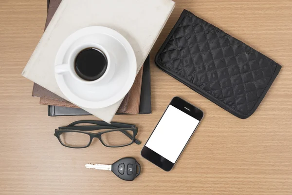 Koffie en telefoon met stapel boeken, auto sleutel, brillen en walle — Stockfoto