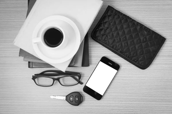 Koffie en telefoon met stapel boeken, auto sleutel, brillen en walle — Stockfoto