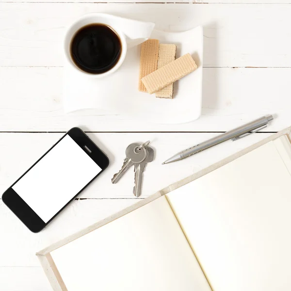 Xícara de café com wafer, telefone, chave, notebook — Fotografia de Stock