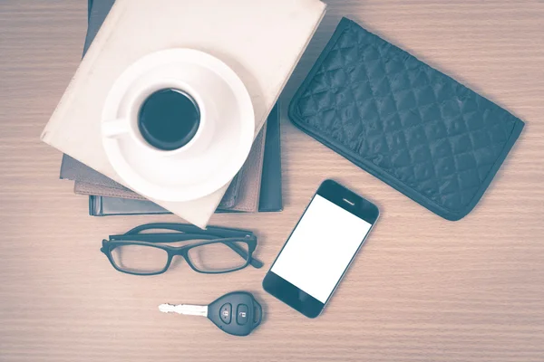 kahve ve telefon kitap, araba anahtarı, gözlük ve walle yığını ile