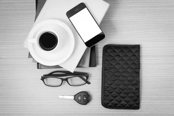 Kaffe och telefon med stack av bok, bilnyckel, glasögon och walle — Stockfoto