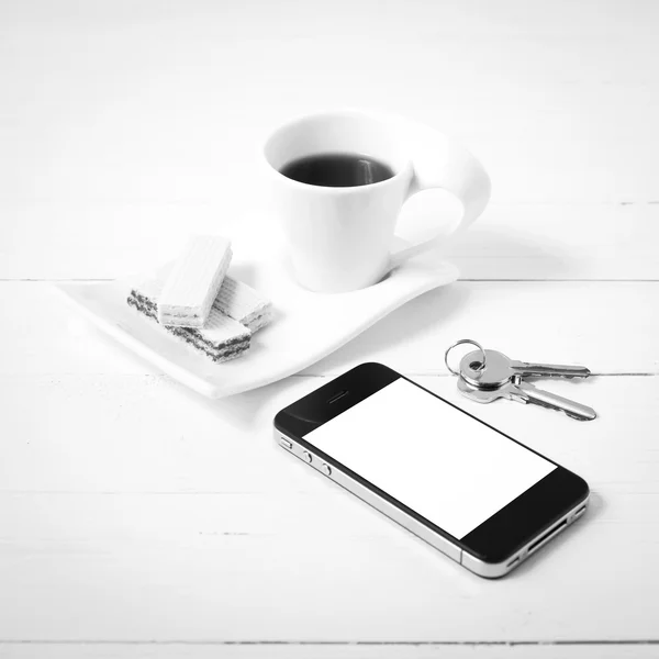 Taza de café con oblea, teléfono, color blanco y negro clave —  Fotos de Stock