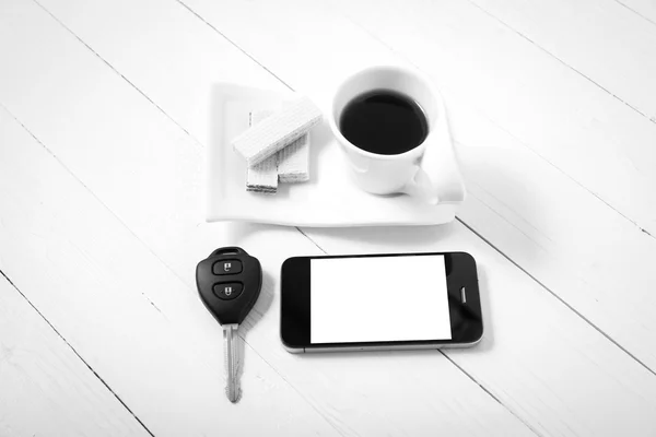 Taza de café con oblea, teléfono, llave del coche color blanco y negro —  Fotos de Stock