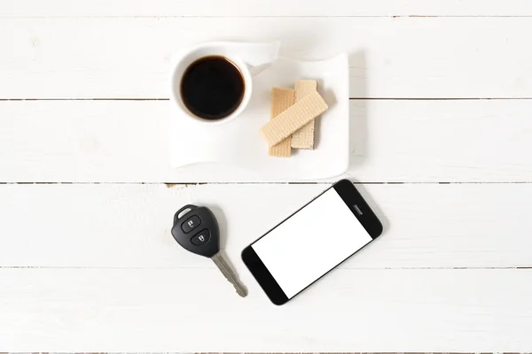 Taza de café con oblea, teléfono, llave del coche —  Fotos de Stock