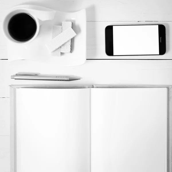 Чашка кави з вафельником, телефоном, блокнотом чорно-білого кольору — стокове фото