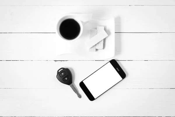 ウェハ、電話、車のキー黒と白の色のコーヒー カップ — ストック写真