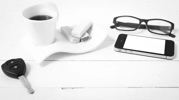 Чашка кави з вафельником, телефоном, автомобільним ключем, окулярами чорно-білого кольору — стокове фото