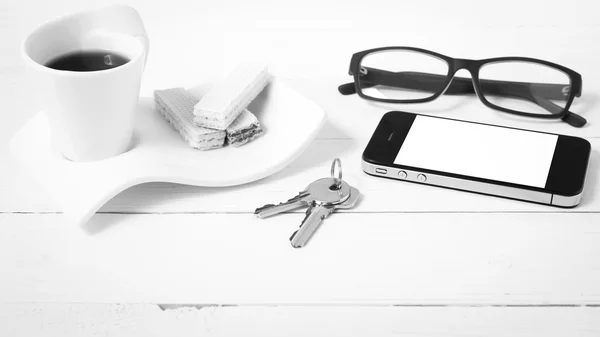 Taza de café con oblea, teléfono, llave, gafas de color blanco y negro — Foto de Stock