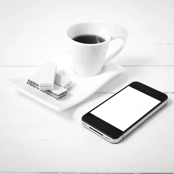 Kaffeetasse mit Wafer und Telefon schwarz-weiß — Stockfoto