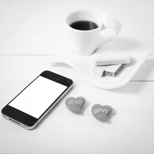 Чашка кави з вафельником, телефоном, чорно-білим кольором серця — стокове фото