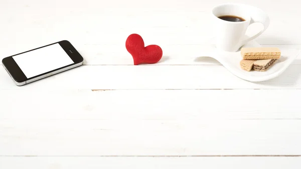 Чашка кави з вафельником, телефоном, серцем — стокове фото