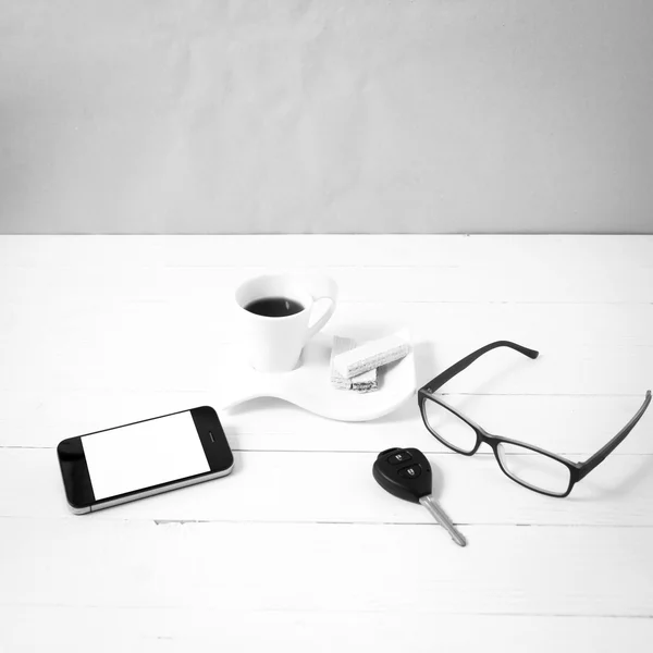 Taza de café con oblea, teléfono, llave del coche, gafas en blanco y negro c — Foto de Stock