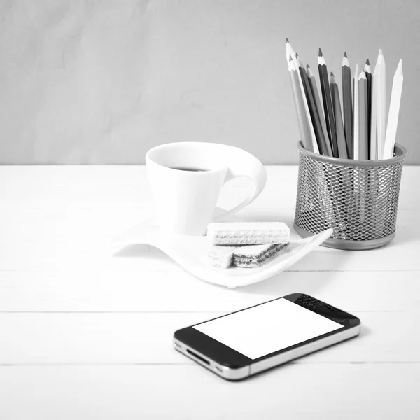 咖啡杯与硅片、 电话、 铅笔框黑色和白色颜色 — 图库照片