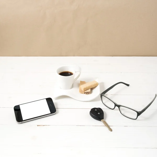 Taza de café con oblea, teléfono, llave del coche, gafas — Foto de Stock