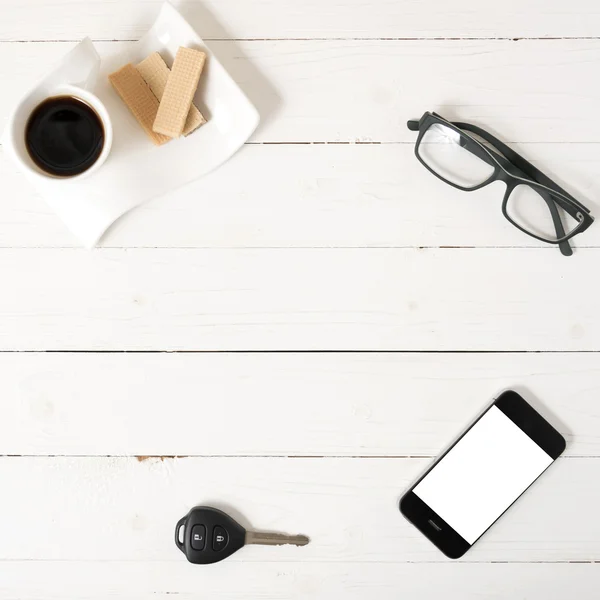 Xícara de café com wafer, telefone, chave do carro, óculos — Fotografia de Stock