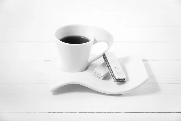 Koffiekopje met wafer zwart / wit kleur — Stockfoto