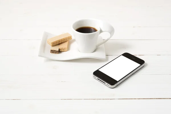 Tazza di caffè con wafer e telefono — Foto Stock