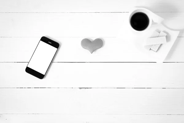 Чашка кави з вафельником, телефоном, чорно-білим кольором серця — стокове фото