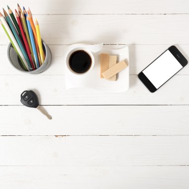 kahve fincanı gofret, telefon, kalem kutusu, araba anahtarı ile