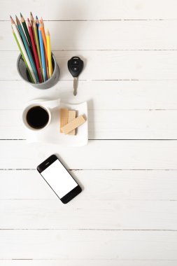 kahve fincanı gofret, telefon, kalem kutusu, araba anahtarı ile