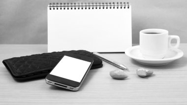 çalışma tablosu: telefon, not defteri, m-cüzdan ve kırmızı kalp b ile kahve