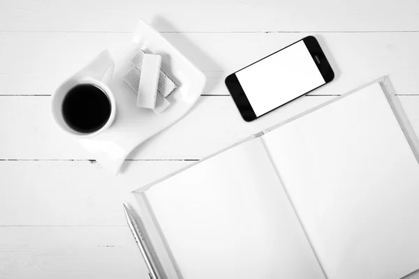 Xícara de café com wafer, telefone, notebook cor preta e branca — Fotografia de Stock