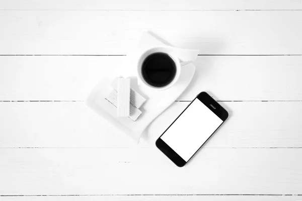 ウエハと電話の黒と白の色のコーヒー カップ — ストック写真